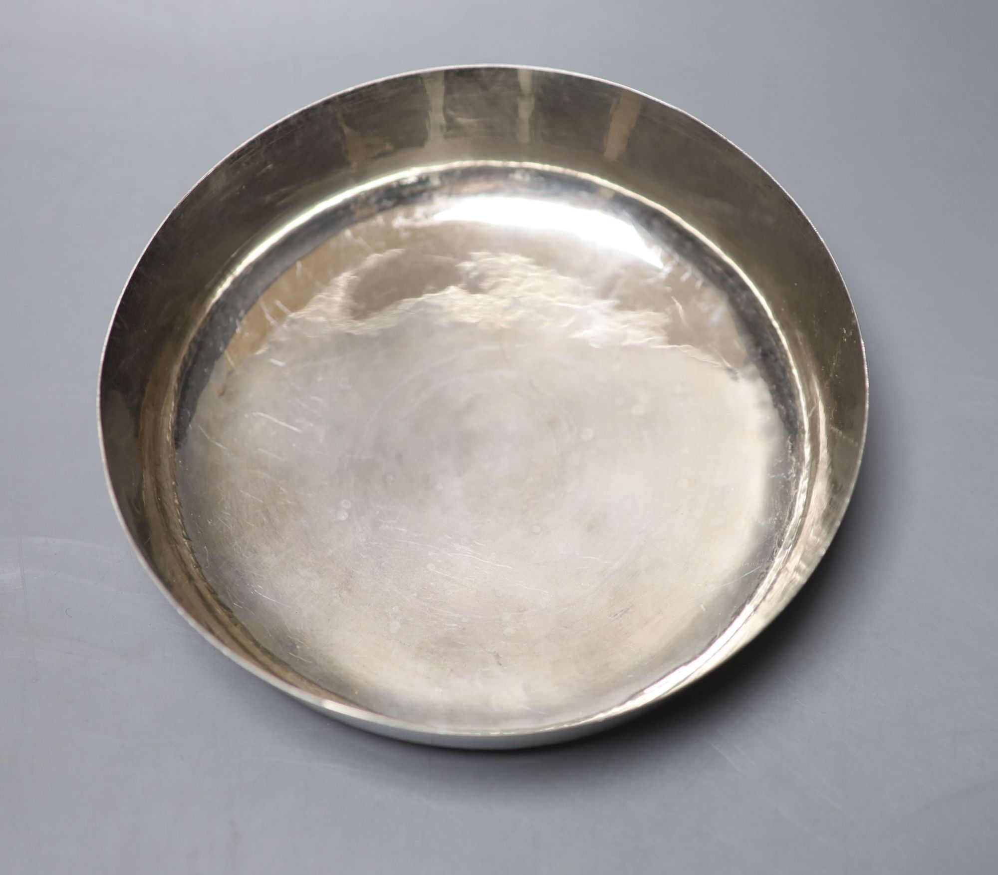 A 1970s plain silver shallow bowl, London Assay Office, London, 1972, 16.4cm, 8oz.